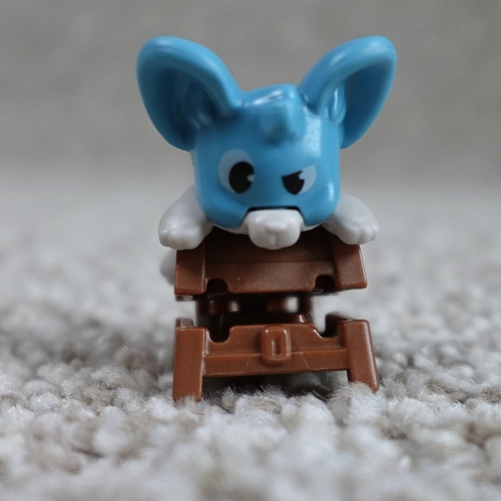 Kinder Surprise Mouse Embasser Blue Figurine Miniature Collectible‎ 1 Inch